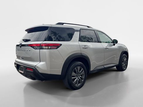 Used 2025 Nissan Pathfinder SV image 5
