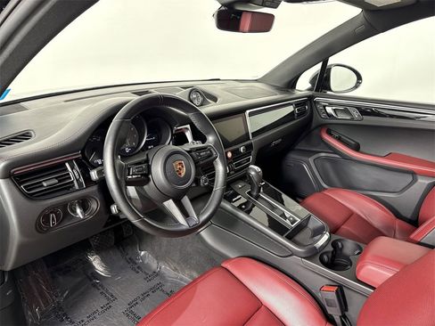 Certified 2022 Porsche Macan S image 4