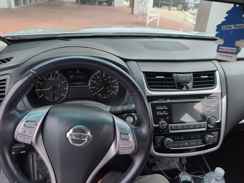 Used 2018 Nissan Altima 2.5 SV FWD image 9