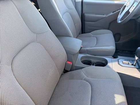 Certified 2021 Nissan Frontier SV w/ Midnight Edition Floor Mats RWD image 11