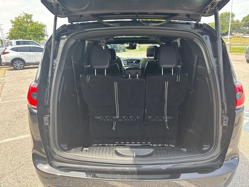 Used 2025 Chrysler Pacifica Limited FWD image 11
