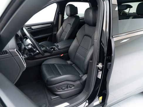 Certified 2023 Porsche Cayenne Platinum Edition AWD/4WD image 5