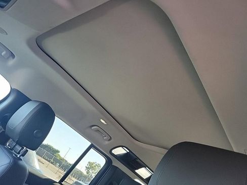 Used 2023 Land Rover Defender 110 SE image 3