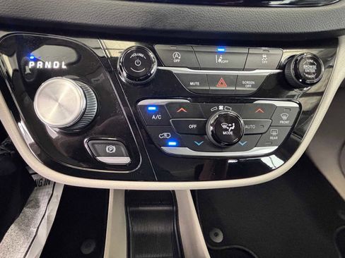 Used 2022 Chrysler Pacifica Touring-L FWD image 27