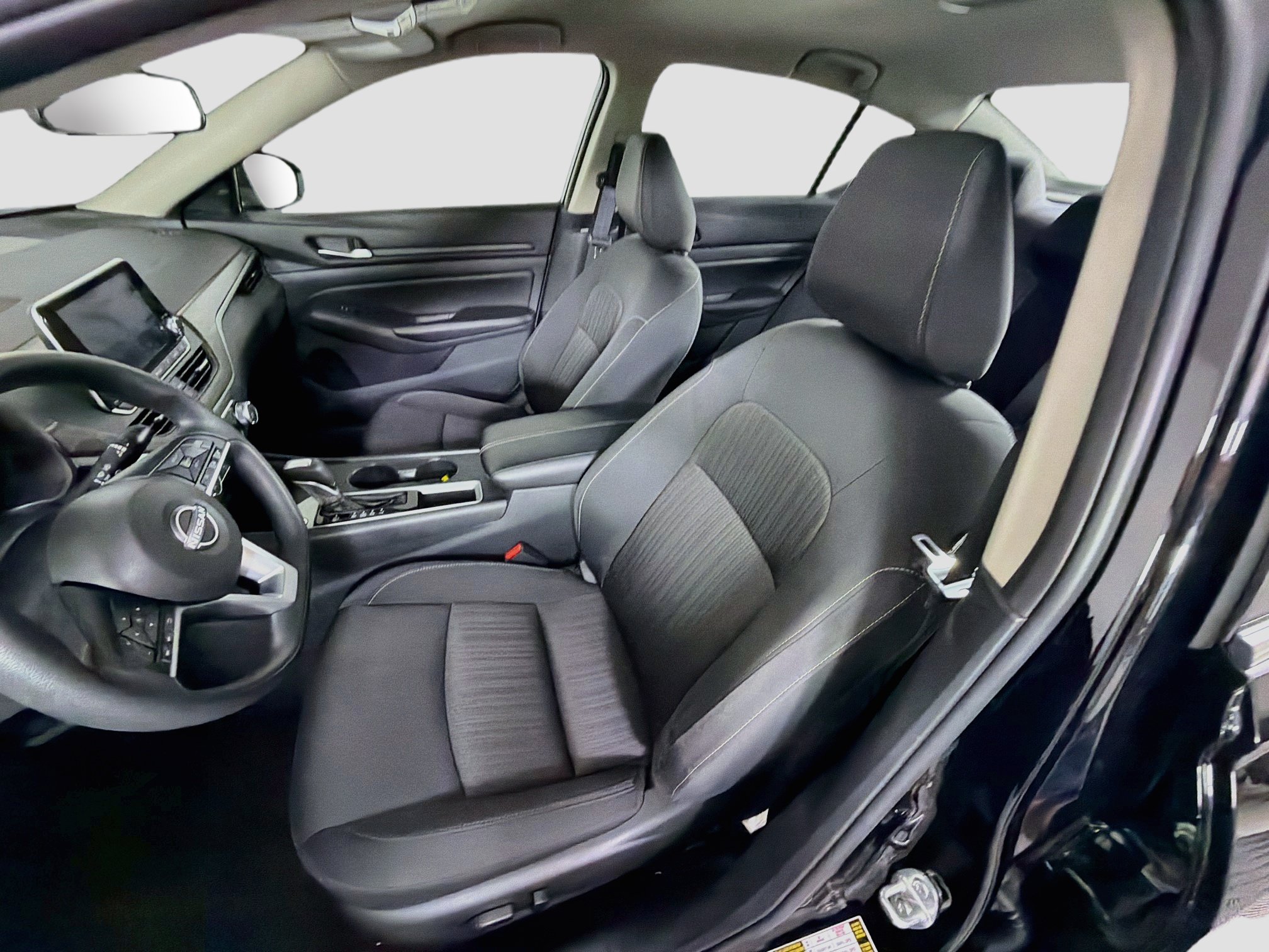 Used 2025 Nissan Altima 2.5 SV FWD image 13