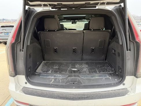 Used 2023 Cadillac Escalade Premium Luxury image 9