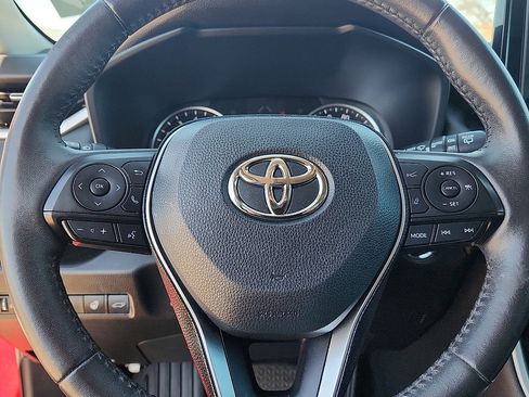Used 2021 Toyota RAV4 XLE Premium image 11