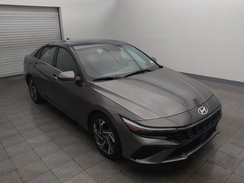 Used 2025 Hyundai Elantra SEL FWD image 13