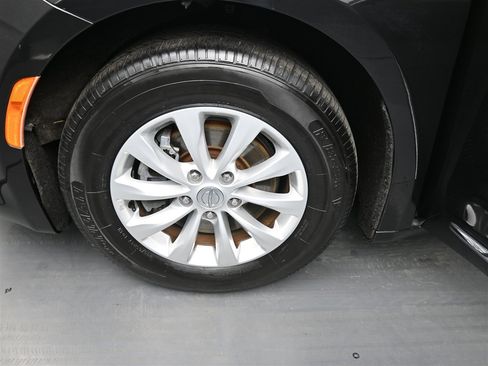 Used 2018 Chrysler Pacifica Touring-L image 19