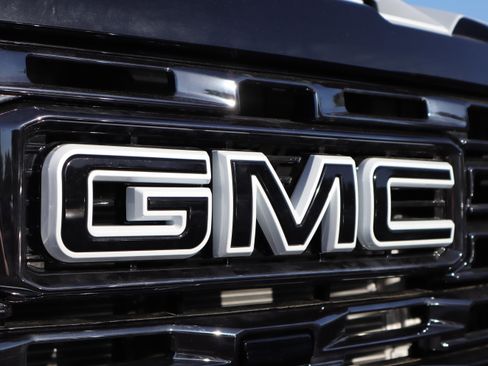 Used 2026 GMC Sierra 3500 Denali Ultimate w/ LPO, Black Badging Package image 38