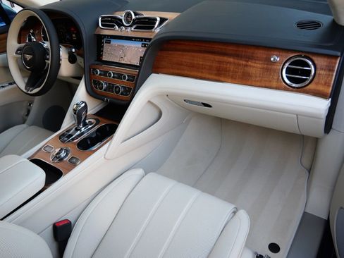 New 2025 Bentley Bentayga Plug-In Hybrid image 2