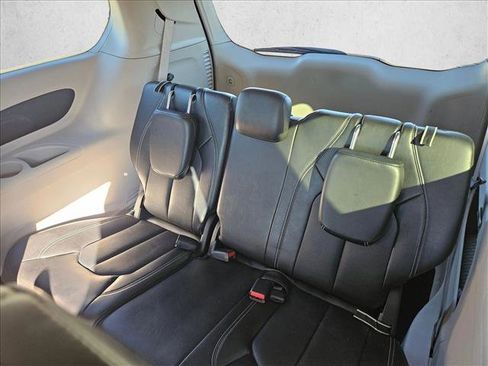 Used 2024 Chrysler Pacifica Touring-L image 10