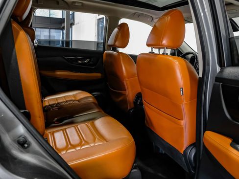 Used 2018 Nissan Rogue SL w/ Premium Package image 46