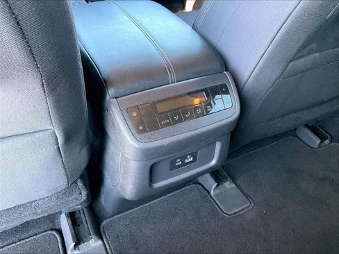 Used 2022 Nissan Pathfinder SV AWD/4WD image 27