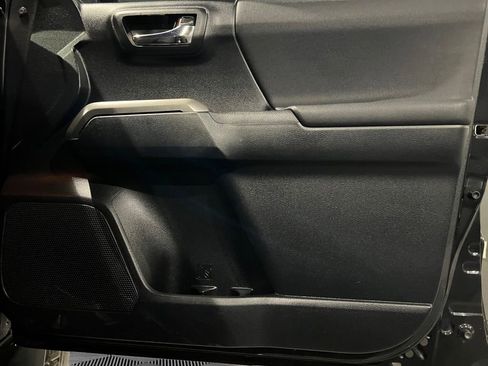 Used 2016 Toyota Tacoma TRD Sport image 13