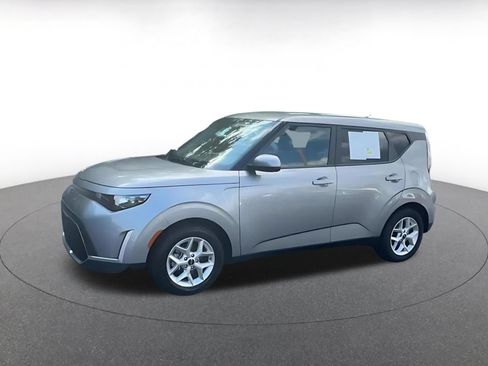 Used 2025 Kia Soul LX w/ LX Technology Package FWD image 4
