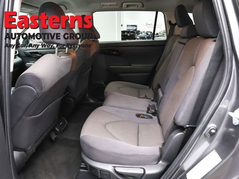 Used 2024 Toyota Highlander LE FWD image 22
