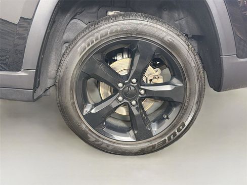 Used 2024 Jeep Grand Cherokee Altitude image 31