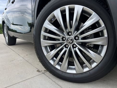 Used 2024 Toyota Highlander Platinum AWD/4WD image 6