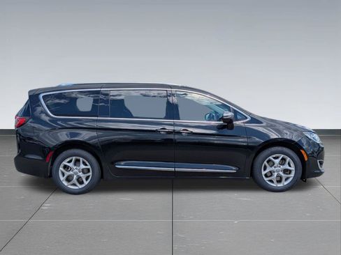 Certified 2018 Chrysler Pacifica Touring-L FWD image 7