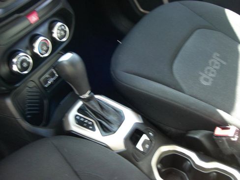 Used 2016 Jeep Renegade Latitude image 7