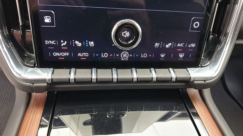 Used 2025 GMC Yukon Denali AWD/4WD image 19