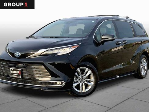 Used 2025 Toyota Sienna Limited image 1