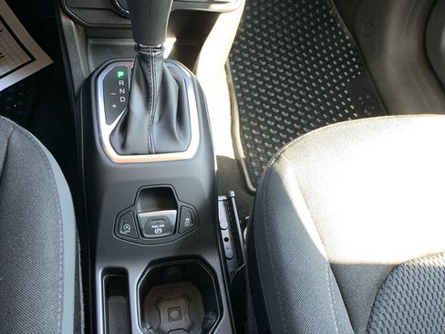 Used 2023 Jeep Renegade Latitude w/ Premium Group AWD/4WD image 17