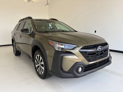 Used 2025 Subaru Outback Premium AWD/4WD image 12