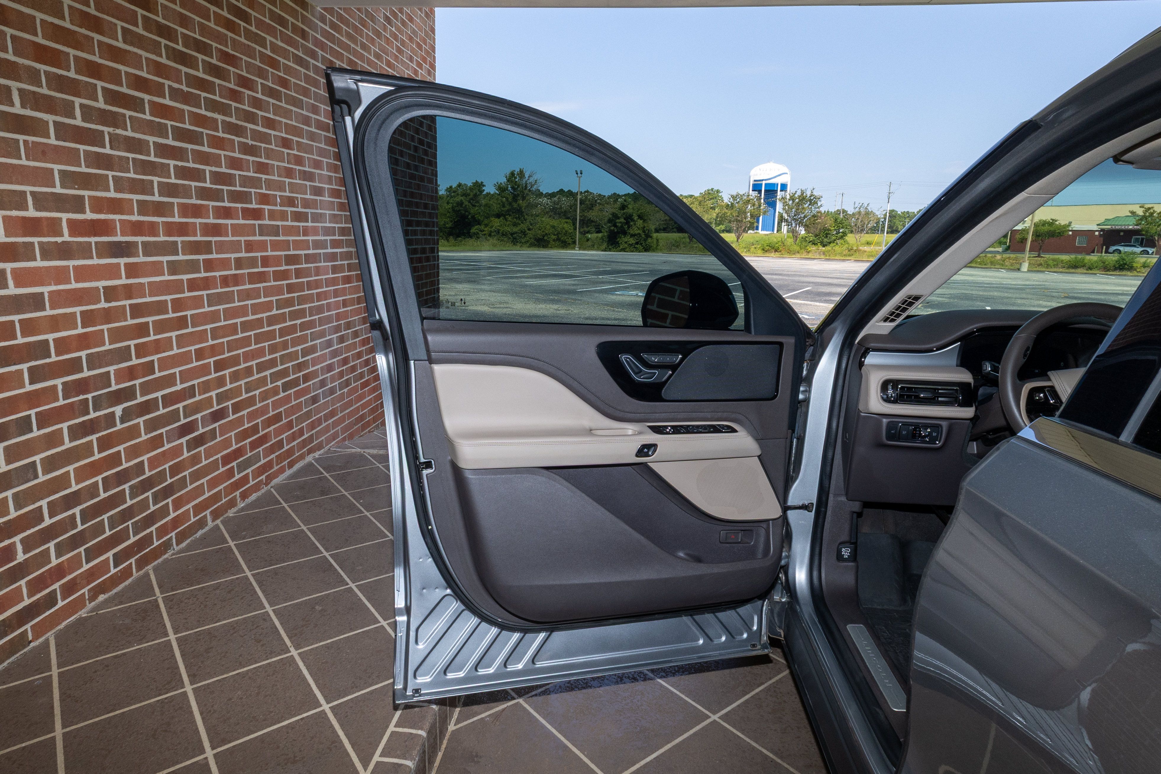 Used 2023 Lincoln Aviator 2WD w/ Premium Package image 9