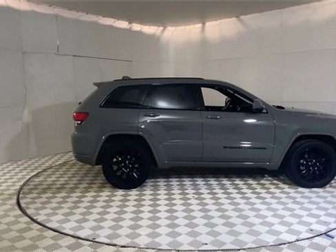 Used 2022 Jeep Grand Cherokee Laredo X image 9