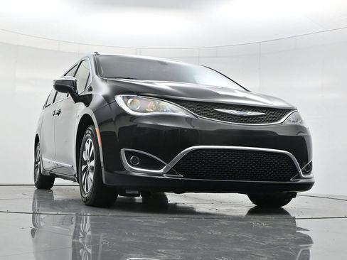 Used 2020 Chrysler Pacifica Limited FWD image 46