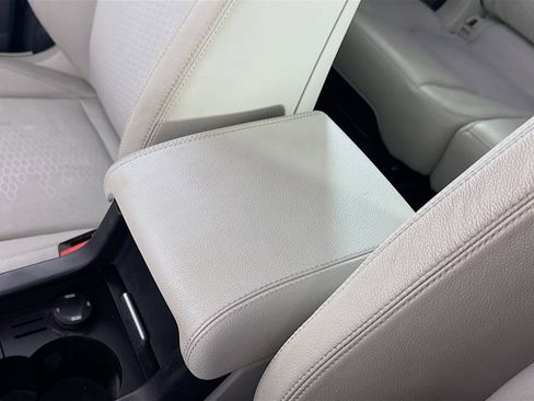 Used 2017 Land Rover Discovery Sport SE image 18