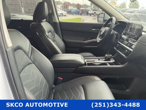 Used 2025 Nissan Pathfinder Platinum FWD image 13