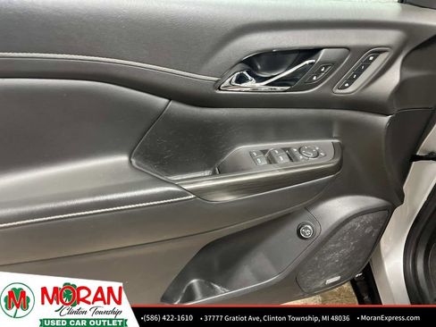 Used 2020 GMC Acadia SLT w/ Driver Alert Package II image 17