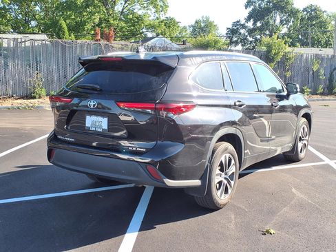 Used 2021 Toyota Highlander XLE AWD/4WD image 4