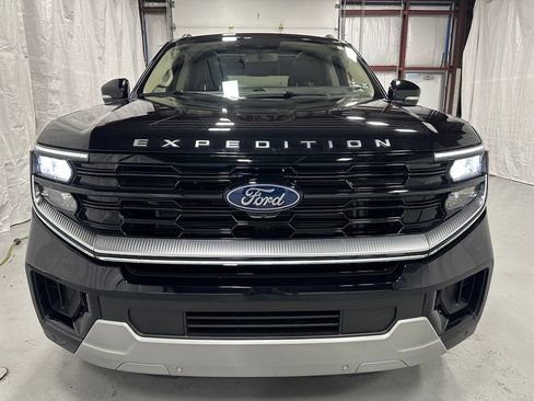 Used 2025 Ford Expedition Platinum AWD/4WD image 2
