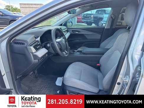 Used 2025 Toyota Camry LE w/ Convenience Package image 14