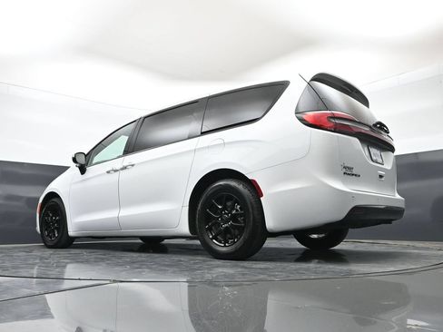 Used 2023 Chrysler Pacifica Touring-L FWD image 45