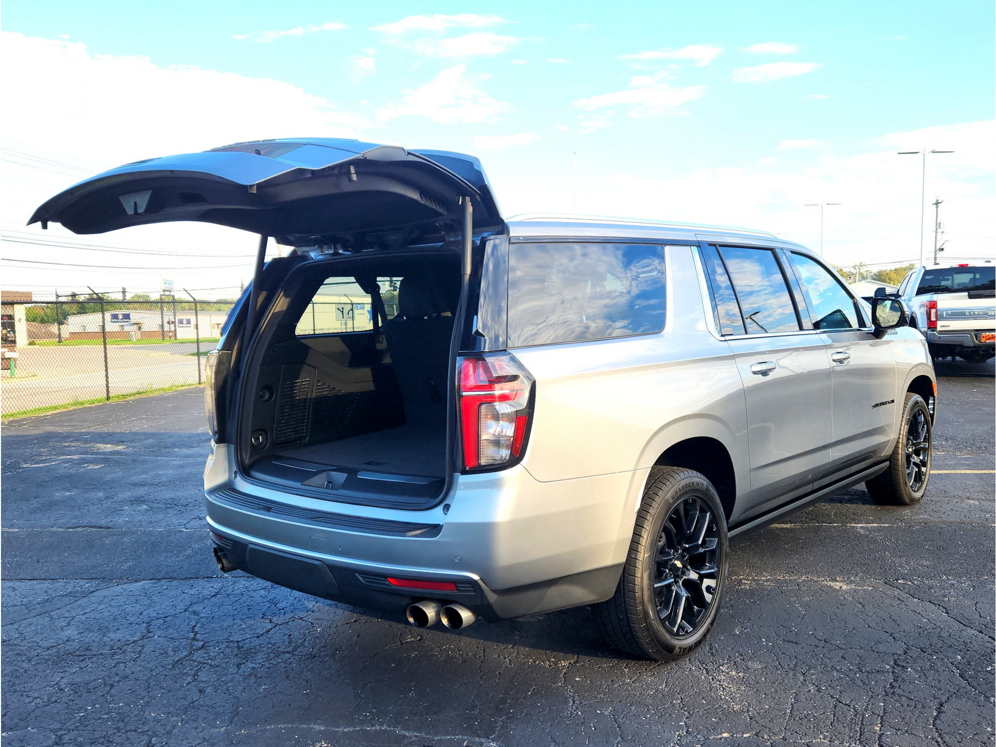 Used 2024 Chevrolet Suburban High Country AWD/4WD image 17