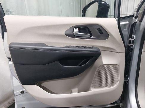 Used 2024 Chrysler Pacifica Touring-L image 29