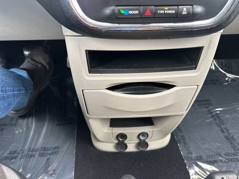 Used 2013 Chrysler Town & Country Touring FWD image 22