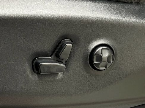 Used 2019 Chrysler Pacifica Touring-L FWD image 16