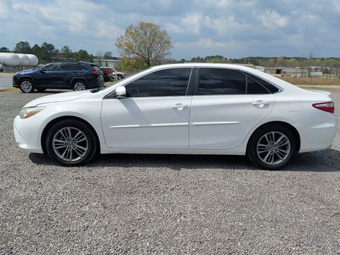 Used 2015 Toyota Camry SE image 4