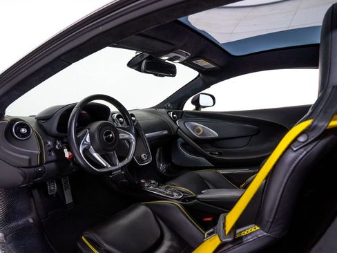 Used 2022 McLaren GT RWD image 18