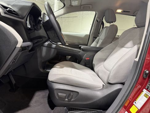 Used 2024 Toyota Sienna LE FWD image 27
