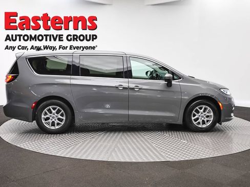 Used 2023 Chrysler Pacifica Touring-L FWD image 4