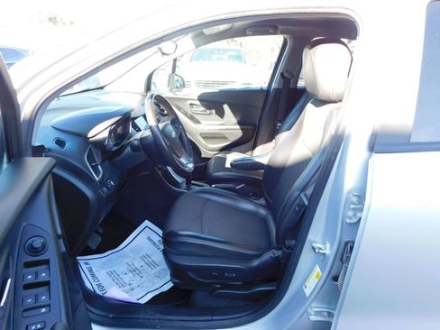 Used 2021 Chevrolet Trax LT w/ LT Convenience Package image 19