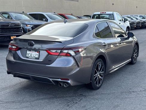 Used 2022 Toyota Camry SE w/ Convenience Package image 3