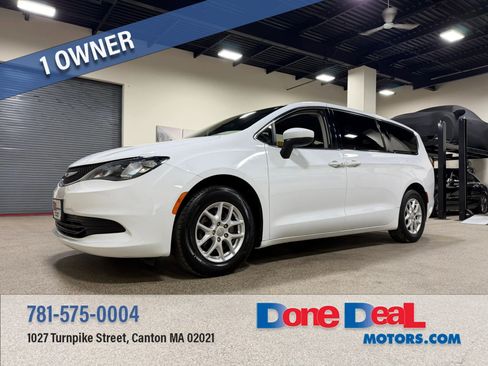 Used 2020 Chrysler Voyager LX FWD image 1